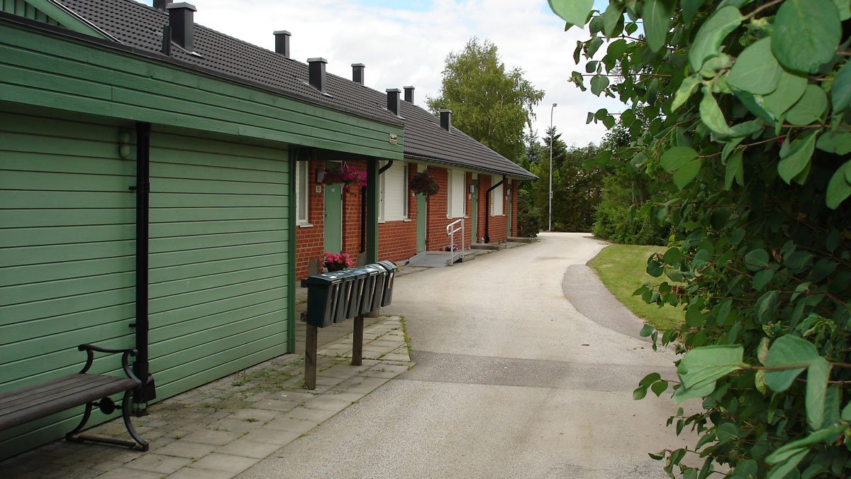 Exteriörbild av gångväg och marklägenheter på Kvarndammsvägen