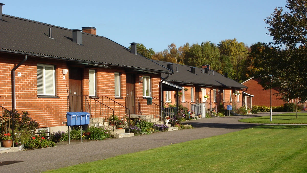 Gräsmatta, gångväg och marklägenheter på Per Bings väg 25
