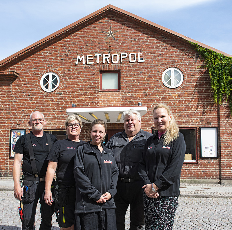 Hörbybostäders personal står framför biograf Metropol.